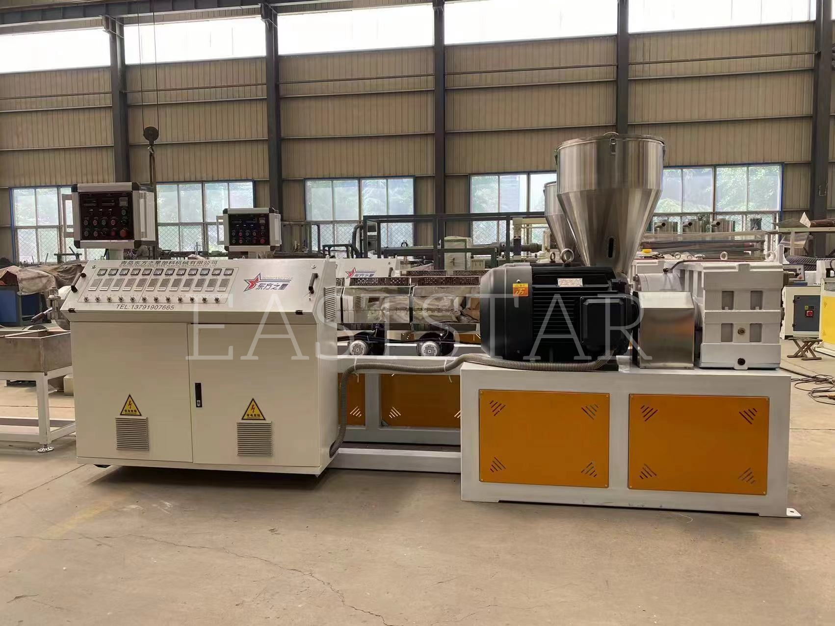 Tim teknis kita nganakake Majelis tliti saka TSSK65 podo twin-skrew granulator kanggo klien Arab kita