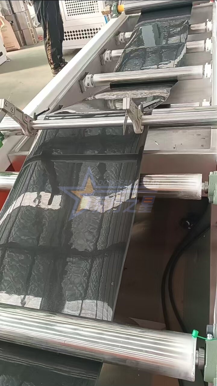 Kunjungan Pelanggan Qingdao Easttraksi Pabrik kanggo Trial Trial Pp / PS Tray Sheet Sheet Sheet Weed