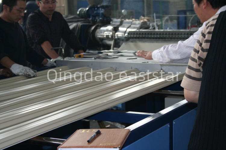 Line Produksi Lembar Corrugated Co-Extrusion Kinerja Tinggi: Solusi Profesional kanggo Konstruksi Modern