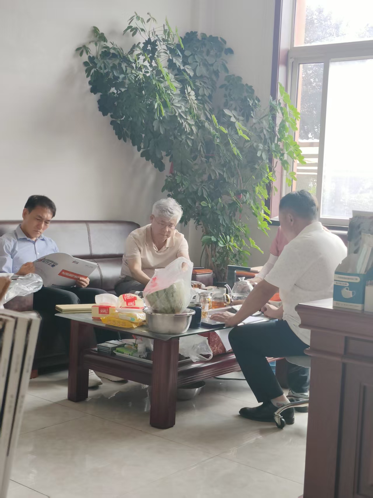 Njlentrehake ngarsane ing pasar jaban rangkah, klien Korea Selatan jangka panjang maneh ngunjungi perusahaan kita kanggo mriksa peralatan lantai PVC.